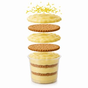 Carlota de limón con capas visibles de crema de limón y galletas tipo María, decorada con ralladura y limón fresco.