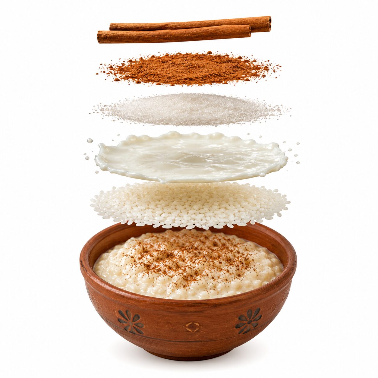 Vista explotada de un arroz con leche mostrando sus ingredientes suspendidos en el aire sobre un tazón de barro con fondo blanco.
